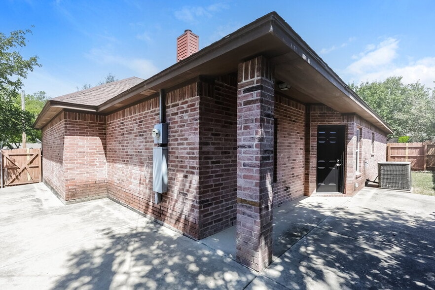 Building Photo - 8145 Tanner Ave