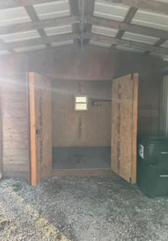 Building Photo - 2 bedroom/1 bath w/carport