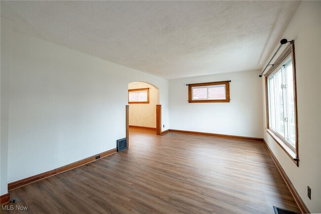 Building Photo - 6310 Hampstead Ave