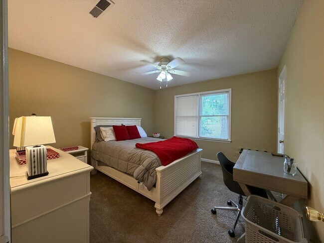 Building Photo - 170 Northview Dr