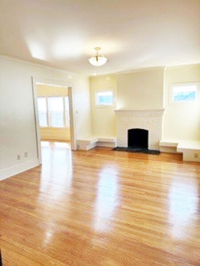 Building Photo - Newly Renovated Bright 2nd Floor Flat - 6/...