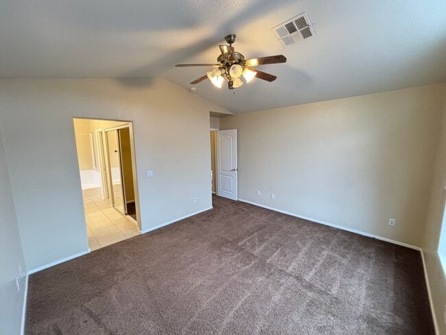 Building Photo - Gorgeous 3Bed/3Bath Home in the Gated Gree...