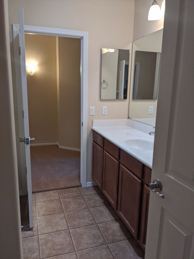 Building Photo - 4 bedroom 3 bathroom ranch home!