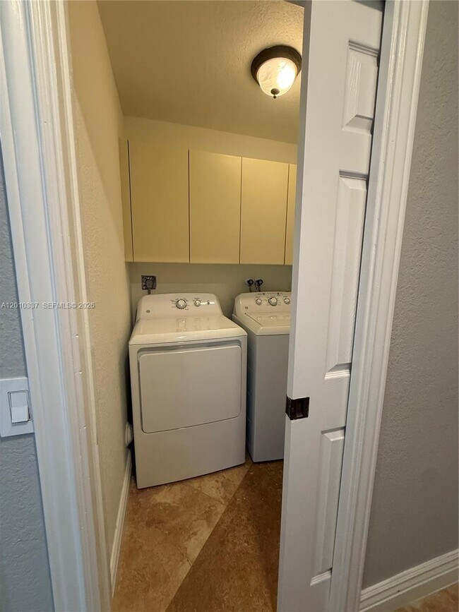 Building Photo - 1070 Capistrano