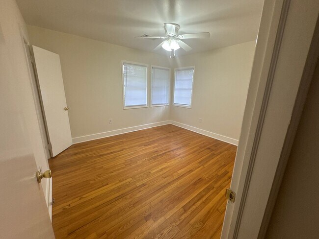 Building Photo - Beautifully updated and conveniently locat...