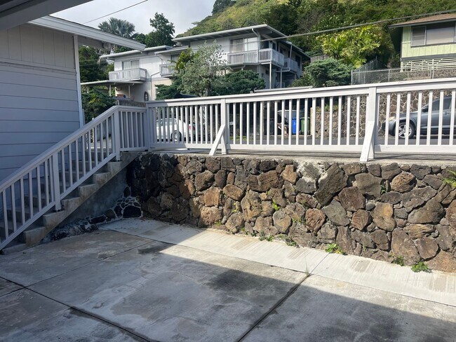 Building Photo - Renovated 6 Bedroom, 3.5 Bath Home with 2 Garages in Aina Haina