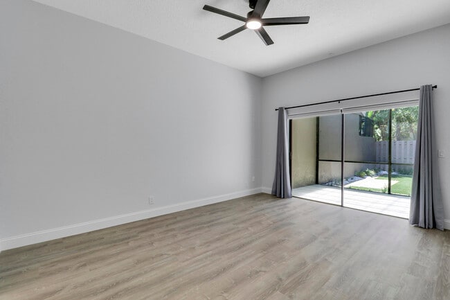 Building Photo - 6680 Thornhill Ct