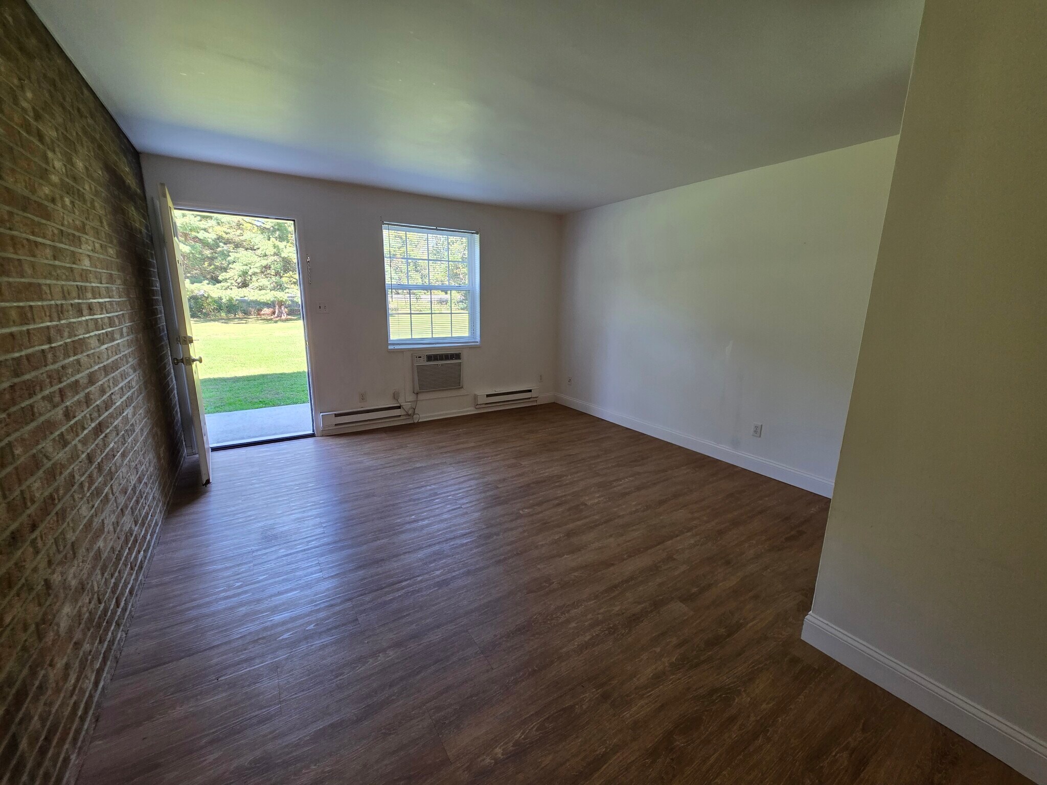 Living room - 152 Church St