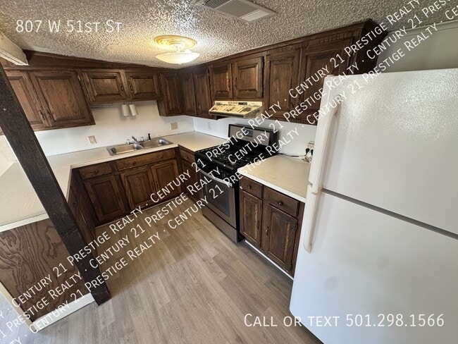 Building Photo - 807 W 51st St