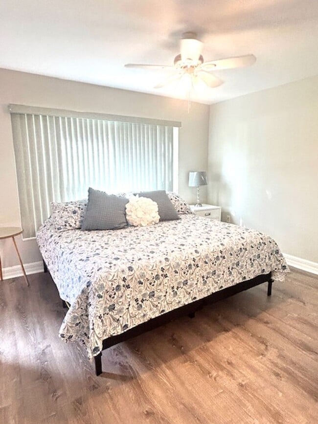 Building Photo - 2025/26 FALL/ WINTER MONTHLY  RENTAL ! FURNISHED - 5 MINUTES TO SIESTA BEACH