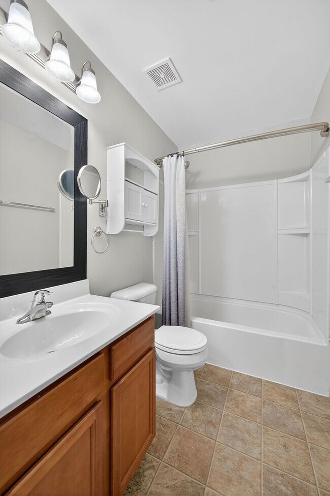 Building Photo - Charming 3-bedroom, 2-bath townhouse