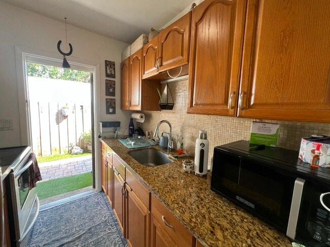 Building Photo - 1130 NE 3rd Ave