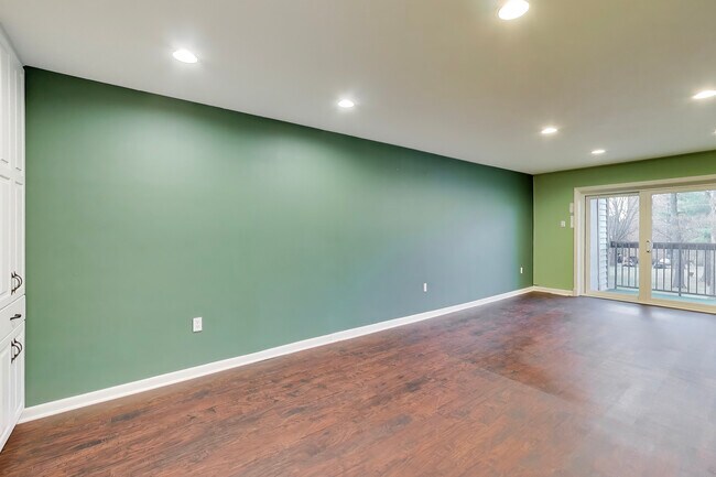 Building Photo - 7420 Lakeview Dr