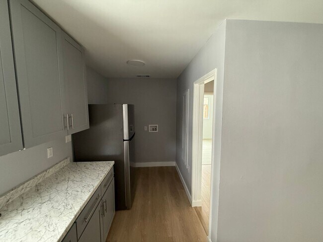Building Photo - 10712 Vena Ave
