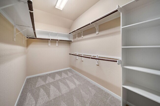 Building Photo - Exceptionally well-maintained Sterling Ridge Townhome boasts an array of desirable features!