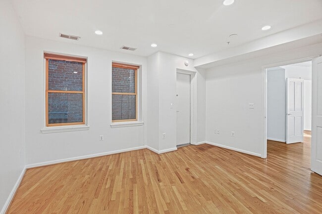 Building Photo - 2 Bedroom Beauty in Bloomingdale! Pets Wel...