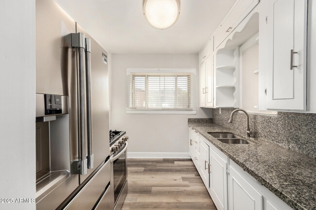 Building Photo - 423 E Crescent Ave