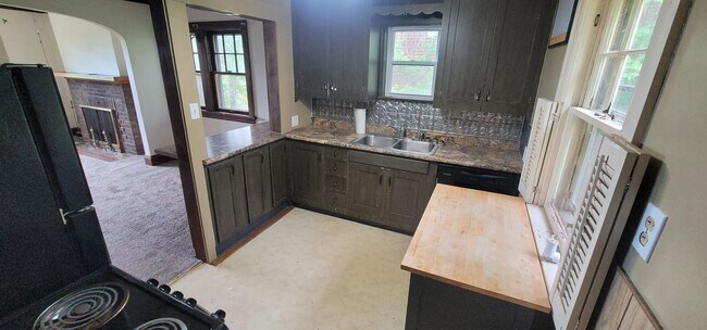 Building Photo - Duluth, MN - 4 bedroom - 2 bathroom