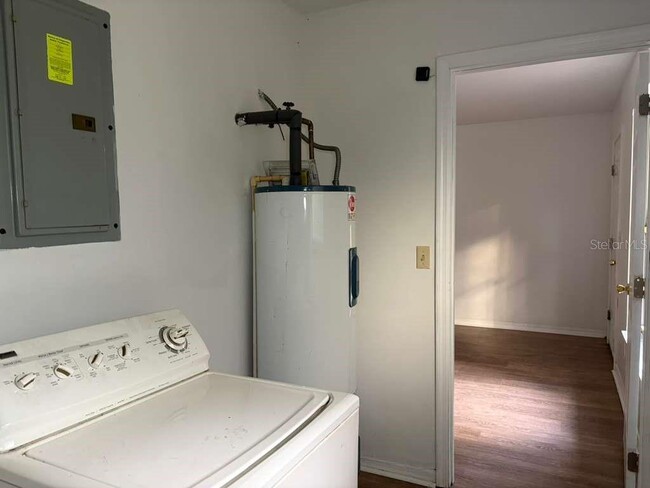 Building Photo - 548 E Walts Ave