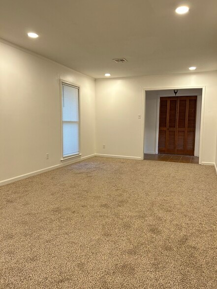 Living room - 3737 Hunting Creek Rd