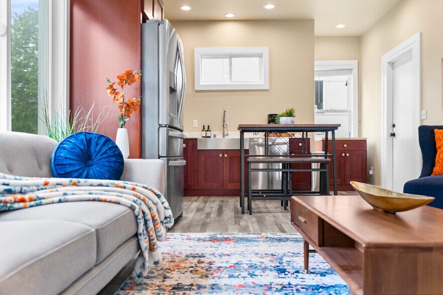 Building Photo - 914 16th Ave