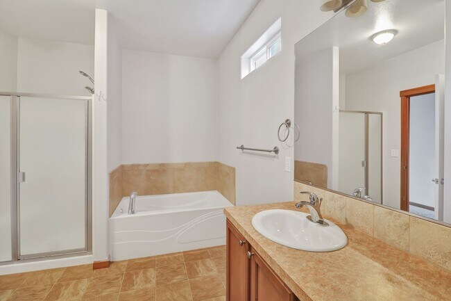 Building Photo - 3 Bed 2 Bath - Fairway Point - Pet per Approval - Fenced Backyard