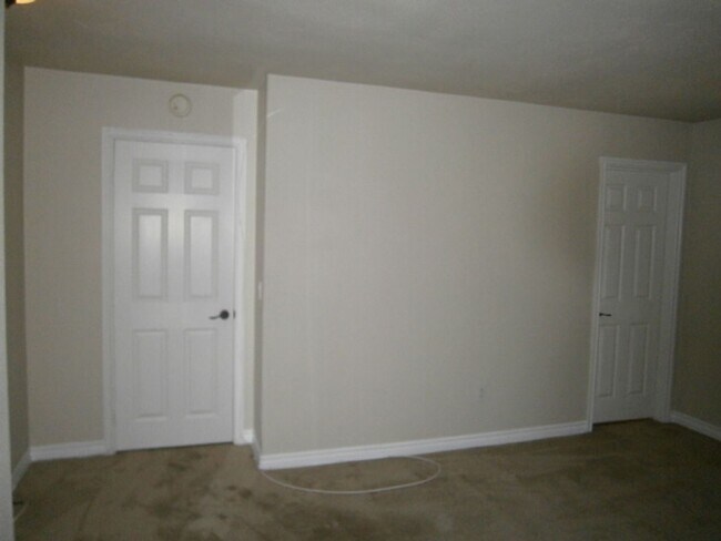 Building Photo - 2 Bedroom-2 Bathroom Single Story Condo; 2nd Floor unit in La Mesa