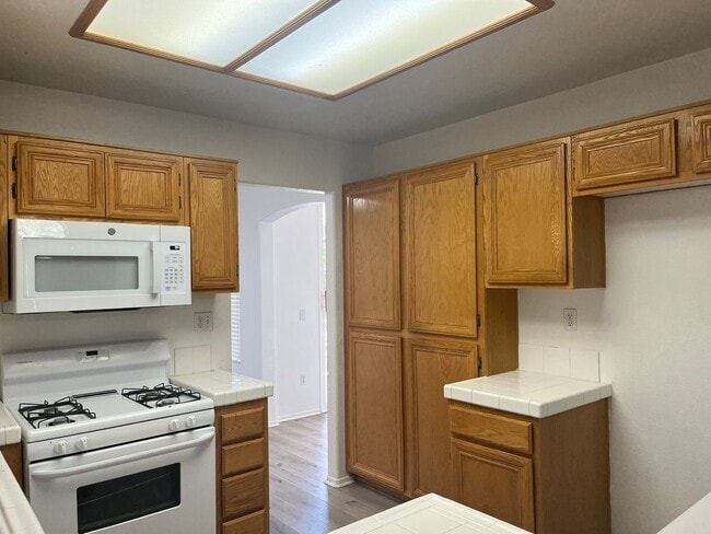 Building Photo - 3 bedroom 2 bathroom Home available in Vic...