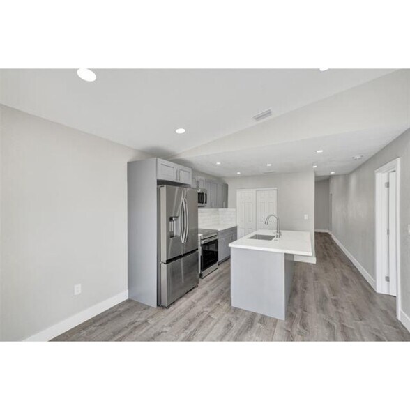 Building Photo - 2614 W 65th St