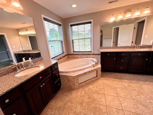 Building Photo - 3006 Farm View Dr