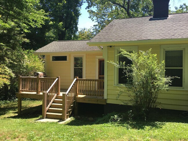 Building Photo - 10 Highland Lake Drive-Flat Rock Cottage-N...