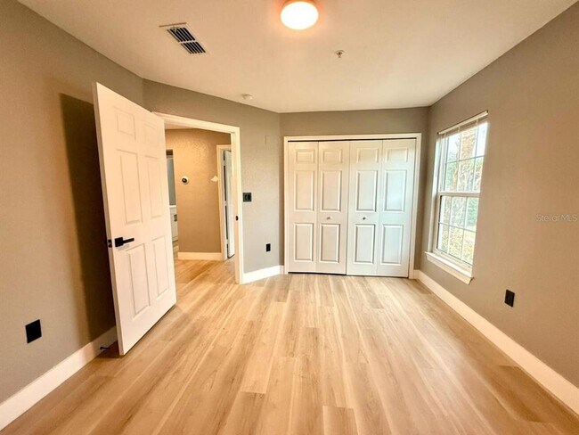 Building Photo - 5455 Vineland Rd