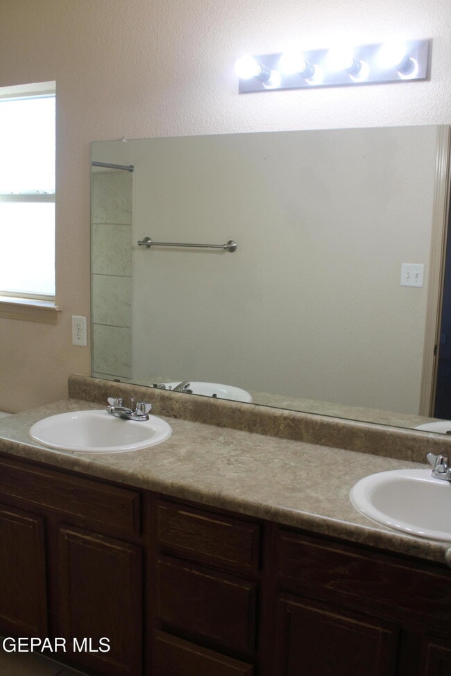 Building Photo - 2416 Escape Point St