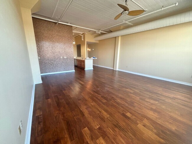 Building Photo - Downtown Luxury Condo in a Newly Renovated...