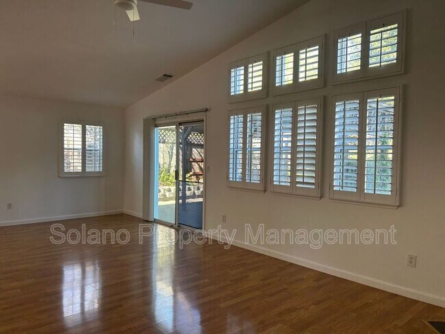 Building Photo - 542 Fiesta Ct