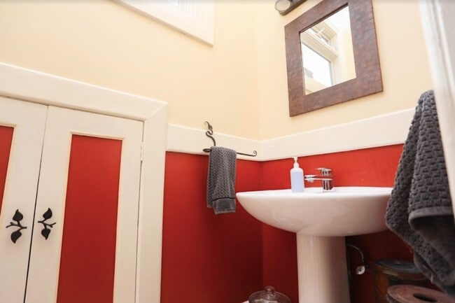 Building Photo - 106 Surrey St