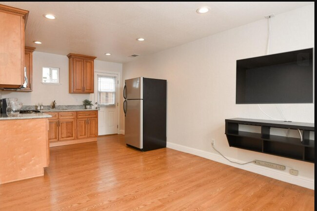 Building Photo - 675 Hamline St
