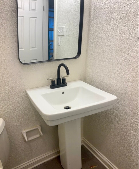 Building Photo - 633 Cameron Ct