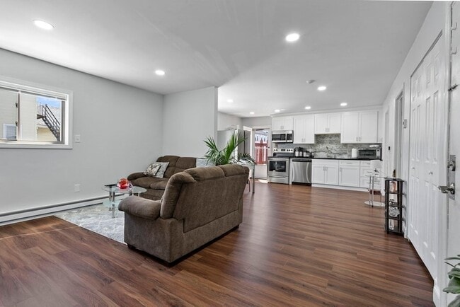 Building Photo - 165 Saratoga St