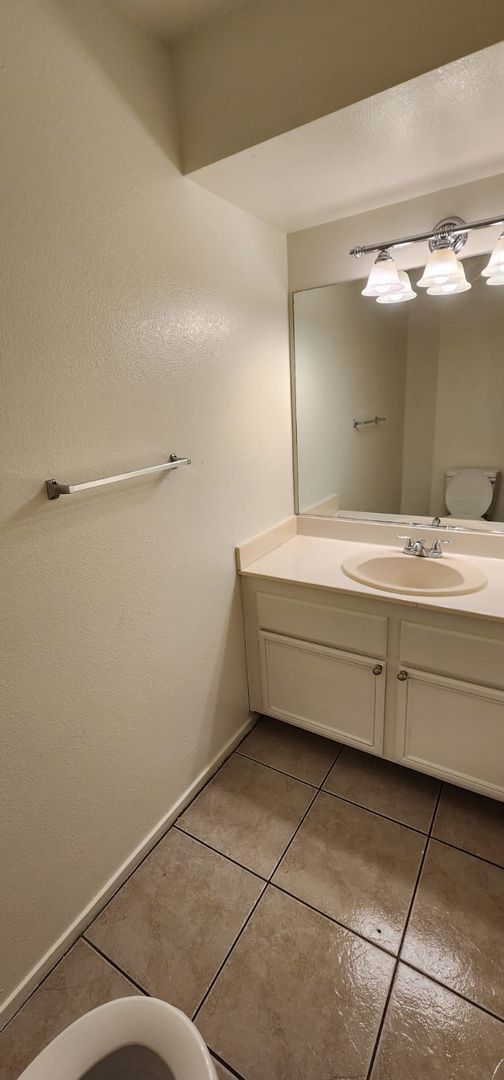 Building Photo - Beautiful 3-Bed, 2.5-Bath Home in Las Vegas