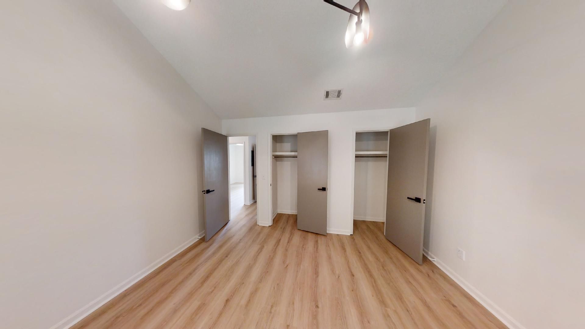 Building Photo - N Cedarbrook Bungalow