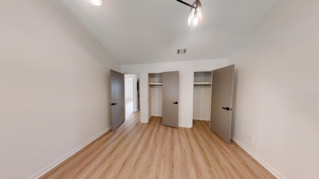 Building Photo - N Cedarbrook Bungalow