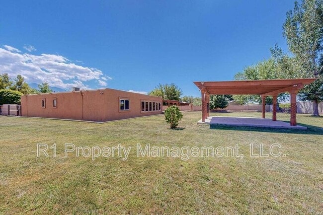 Building Photo - 501 Calle del la Angel