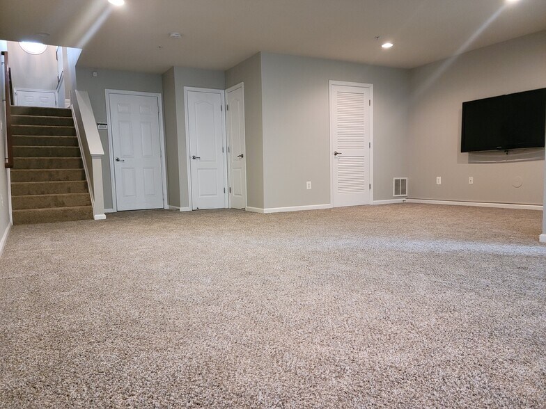 Building Photo - 7152 Hummingbird Dr