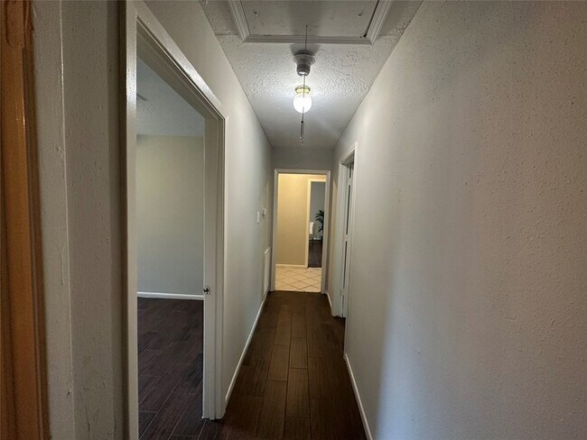 Building Photo - 9939 Valley Park Dr