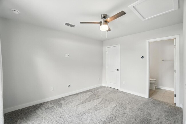 Building Photo - Modern City Living Near Uptown Charlotte