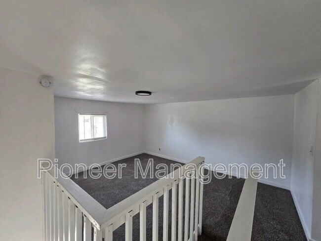 Building Photo - 452 Alder St