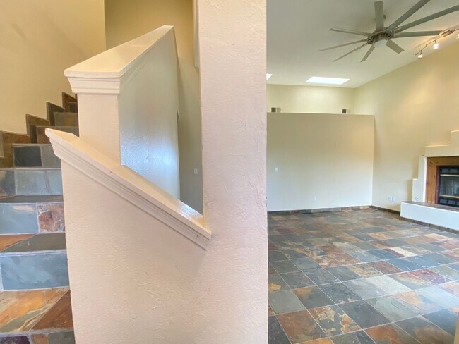 Building Photo - Spacious Home in Vista Primera