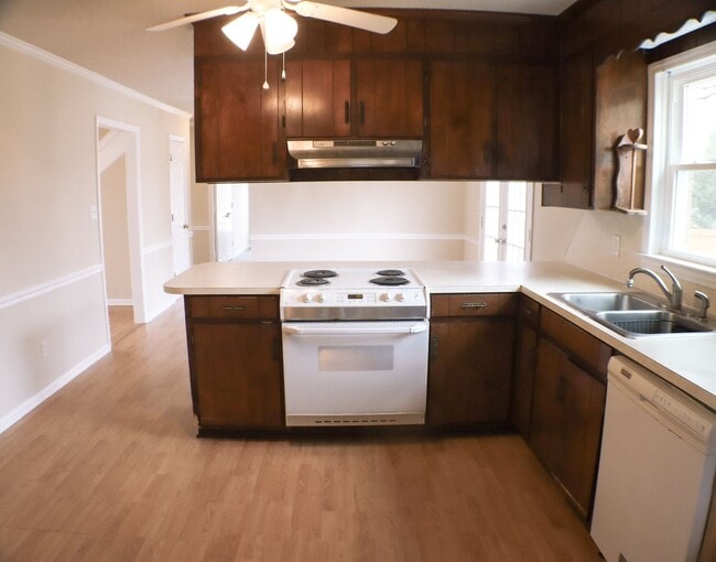 Building Photo - Lovely 5 bedroom, 2 bathroom brick home in Reidsville