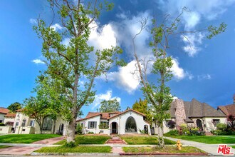 Building Photo - 147 S Poinsettia Pl